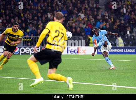 Jeremy Doku del Manchester City spara e perde durante la partita del gruppo G di UEFA Champions League allo Stadio Wankdorf di Berna, in Svizzera. Data foto: Mercoledì 25 ottobre 2023. Foto Stock