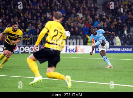 Jeremy Doku del Manchester City spara e perde durante la partita del gruppo G di UEFA Champions League allo Stadio Wankdorf di Berna, in Svizzera. Data foto: Mercoledì 25 ottobre 2023. Foto Stock