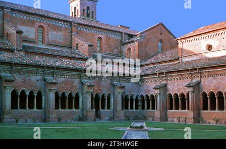 Abbazia di Chiaravalle della Colomba. Lati nord e est del chiostro. Foto Stock