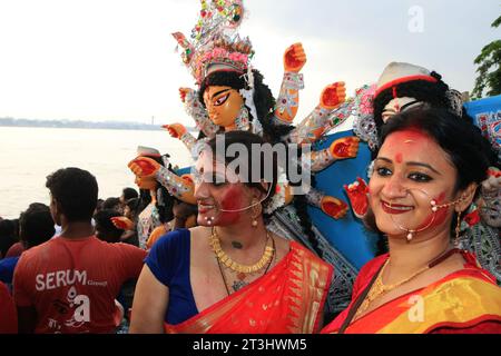 Non esclusiva: 24 ottobre 2023, Calcutta, India: I devoti immergono un idolo della dea Durga River Ganga su 'Vijoyadasami', Marking e End to the fe Foto Stock