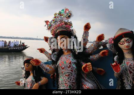 Kolkata, India. 24 ottobre 2023. I devoti si immergono in un idolo della dea Durga River Ganga su ''Vijoyadasami'', marchiando e terminano i festeggiamenti di Durga Puja a Calcutta, India. Il 24 ottobre 2023 a Calcutta, in India. (Immagine di credito: © Dipa Chakraborty/eyepix via ZUMA Press Wire) SOLO USO EDITORIALE! Non per USO commerciale! Foto Stock