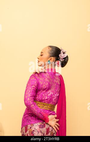 Donna giavanese che indossa un tradizionale abito rosa chiamato kebaya nel giorno dell'indipendenza indonesiana Foto Stock