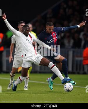 Kylian Mbappe del PSG in azione contro Fikayo Tomori del Milan durante la partita del gruppo F di UEFA Champions League al Parc des Princes di Parigi. Data foto: Mercoledì 25 ottobre 2023. Foto Stock