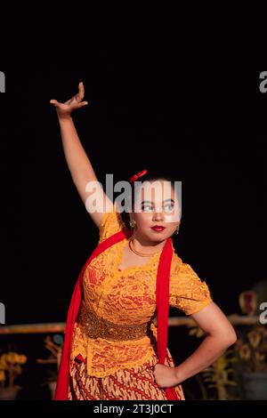 Le donne indonesiane indossano costumi di danza tradizionali chiamati kebaya e posano con movimenti di danza la sera dopo lo spettacolo Foto Stock