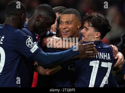 Kylian Mbappe (centro) del PSG festeggia con i compagni di squadra dopo aver segnato il primo gol della loro squadra durante la partita di UEFA Champions League gruppo F al Parc des Princes di Parigi, in Francia. Data foto: Mercoledì 25 ottobre 2023. Foto Stock