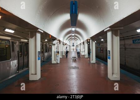 Un treno arriva al binario della stazione di LaSalle Street a Chicago, Stati Uniti Foto Stock