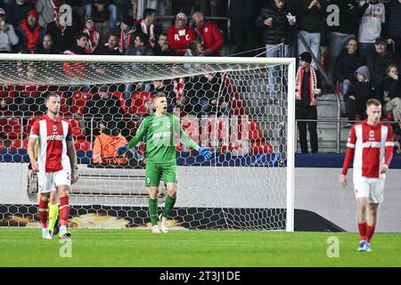 Anversa, Belgio. 25 ottobre 2023. Il portiere di Anversa, Jean Butez, sembra depresso durante una partita di calcio tra il belga Royal Antwerp FC e il portoghese FC Porto, mercoledì 25 ottobre 2023 ad Anversa, il terzo giorno della fase a gironi della Champions League, nel gruppo H. BELGA FOTO TOM GOYVAERTS credito: Belga News Agency/Alamy Live News Foto Stock