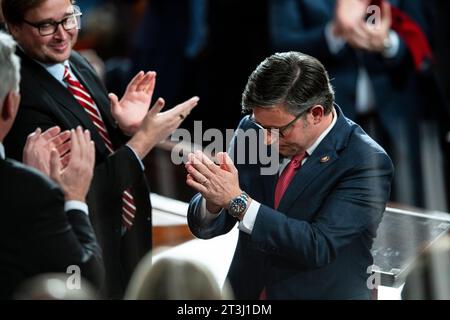 Il rappresentante Mike Johnson (R-LA) ringrazia i repubblicani dopo aver vinto il voto per il Presidente della camera, nella camera della camera, al Campidoglio degli Stati Uniti, a Washington, D.C., mercoledì 25 ottobre, 2023. (Graeme Sloan/Sipa USA) Foto Stock