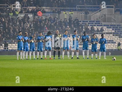 25 ottobre 2023; St Andrews, Birmingham, West Midlands, Inghilterra; EFL Championship Football, Birmingham City contro Hull City; Birmingham dà un minuto di applauso in memoria di Sir Bobby Charlton Foto Stock