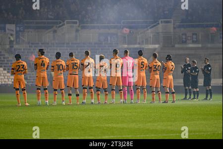 25 ottobre 2023; St Andrews, Birmingham, West Midlands, Inghilterra; EFL Championship Football, Birmingham City contro Hull City; Hull applaude un minuto in memoria di Sir Bobby Charlton Foto Stock