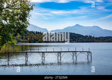 Molo di legno che conduce al lago Chiemsee nelle Alpi bavaresi Foto Stock