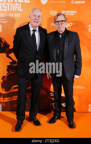 David Yates (a sinistra) e Timothy Spall che arrivano per il Raindance Film Festival Opening Gala party per la premiere britannica di Day of the Fight al Waldorf Hilton di Londra. Data foto: Mercoledì 25 ottobre 2023. Foto Stock