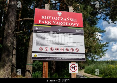 9 agosto 2023, Zwierzyniec, Voivodato di Lubelskie, Polonia: Segno di Roztoczanski Park Narodowy visto vicino Echo Pond (Stawy Echo) a Zwierzyniec. Il parco nazionale di Roztocze si trova nella parte sud-orientale della Polonia, a Roztocze, nel voivodato del Lubelskie. È stato istituito il 10 maggio 1974. La gestione del parco ha sede nel Palazzo Plenipotenziario di Zwierzyniec. (Immagine di credito: © Mateusz Slodkowski/SOPA Images via ZUMA Press Wire) SOLO USO EDITORIALE! Non per USO commerciale! Foto Stock