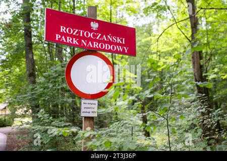 9 agosto 2023, Zwierzyniec, Voivodato di Lubelskie, Polonia: Segno di Roztoczanski Park Narodowy visto vicino Echo Pond (Stawy Echo) a Zwierzyniec. Il parco nazionale di Roztocze si trova nella parte sud-orientale della Polonia, a Roztocze, nel voivodato del Lubelskie. È stato istituito il 10 maggio 1974. La gestione del parco ha sede nel Palazzo Plenipotenziario di Zwierzyniec. (Immagine di credito: © Mateusz Slodkowski/SOPA Images via ZUMA Press Wire) SOLO USO EDITORIALE! Non per USO commerciale! Foto Stock