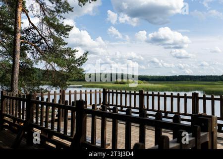 9 agosto 2023, Zwierzyniec, Voivodato di Lubelskie, Polonia: Veduta di Echo Pond (Stawy Echo) nel Parco Nazionale di Roztoczanski a Zwierzyniec. Il parco nazionale di Roztocze si trova nella parte sud-orientale della Polonia, a Roztocze, nel voivodato del Lubelskie. È stato istituito il 10 maggio 1974. La gestione del parco ha sede nel Palazzo Plenipotenziario di Zwierzyniec. (Immagine di credito: © Mateusz Slodkowski/SOPA Images via ZUMA Press Wire) SOLO USO EDITORIALE! Non per USO commerciale! Foto Stock