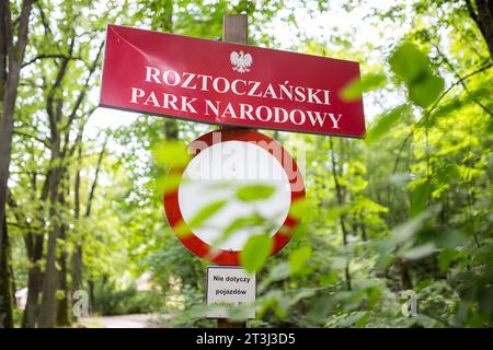 9 agosto 2023, Zwierzyniec, Voivodato di Lubelskie, Polonia: Segno di Roztoczanski Park Narodowy visto vicino Echo Pond (Stawy Echo) a Zwierzyniec. Il parco nazionale di Roztocze si trova nella parte sud-orientale della Polonia, a Roztocze, nel voivodato del Lubelskie. È stato istituito il 10 maggio 1974. La gestione del parco ha sede nel Palazzo Plenipotenziario di Zwierzyniec. (Immagine di credito: © Mateusz Slodkowski/SOPA Images via ZUMA Press Wire) SOLO USO EDITORIALE! Non per USO commerciale! Foto Stock