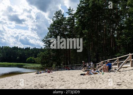 9 agosto 2023, Zwierzyniec, Voivodato di Lubelskie, Polonia: Veduta della spiaggia di Echo Pond (Stawy Echo) nel Parco Nazionale di Roztoczanski a Zwierzyniec. Il parco nazionale di Roztocze si trova nella parte sud-orientale della Polonia, a Roztocze, nel voivodato del Lubelskie. È stato istituito il 10 maggio 1974. La gestione del parco ha sede nel Palazzo Plenipotenziario di Zwierzyniec. (Immagine di credito: © Mateusz Slodkowski/SOPA Images via ZUMA Press Wire) SOLO USO EDITORIALE! Non per USO commerciale! Foto Stock