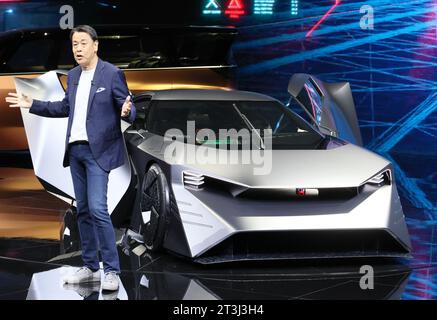 Tokyo, Giappone. 25 ottobre 2023. Il presidente giapponese della Nissan Motor, Makoto Uchida, espone il concetto di auto sportiva elettrica "Hyper Force" in un'anteprima stampa al Japan Mobility Show 2023 di Tokyo mercoledì 25 ottobre 2023. Il Japan Mobility Show 2023 si terrà dal 28 ottobre al 5 novembre. (Foto di Yoshio Tsunoda/AFLO) credito: Aflo Co. Ltd./Alamy Live News Foto Stock