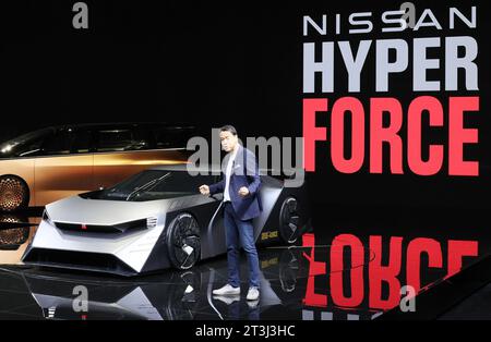 Tokyo, Giappone. 25 ottobre 2023. Il presidente giapponese della Nissan Motor, Makoto Uchida, espone il concetto di auto sportiva elettrica "Hyper Force" in un'anteprima stampa al Japan Mobility Show 2023 di Tokyo mercoledì 25 ottobre 2023. Il Japan Mobility Show 2023 si terrà dal 28 ottobre al 5 novembre. (Foto di Yoshio Tsunoda/AFLO) credito: Aflo Co. Ltd./Alamy Live News Foto Stock