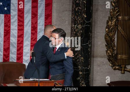 Il rappresentante degli Stati Uniti Mike Johnson Repubblicano della Louisiana abbraccia il leader della minoranza della camera degli Stati Uniti Hakeem Jeffries Democrat di New York, in quanto Johnson viene eletto Presidente della camera nella camera della camera del Campidoglio mercoledì 25 ottobre 2023. Il partito nominò per la prima volta il leader della maggioranza della camera degli Stati Uniti Steve Scalise repubblicano della Louisiana, che si ritirò poco dopo aver vinto la nomina a causa della mancanza di sostegno. Il rappresentante degli Stati Uniti Jim Jordan Repubblicano dell'Ohio vinse la seconda nomina, tuttavia, non fu in grado di ottenere 217 voti alla camera dopo più turni di Foto Stock