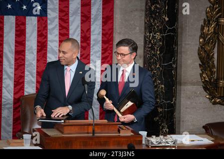 Il rappresentante degli Stati Uniti Mike Johnson Repubblicano della Louisiana e il leader della minoranza della camera degli Stati Uniti Hakeem Jeffries Democrat di New York, in quanto Johnson è eletto Presidente della camera nella camera della camera del Campidoglio mercoledì 25 ottobre 2023. Il partito nominò per la prima volta il leader della maggioranza della camera degli Stati Uniti Steve Scalise repubblicano della Louisiana, che si ritirò poco dopo aver vinto la nomina a causa della mancanza di sostegno. Il rappresentante degli Stati Uniti Jim Jordan repubblicano dell'Ohio vinse la seconda nomina, tuttavia, non fu in grado di ottenere 217 voti alla camera dopo più round di V Foto Stock