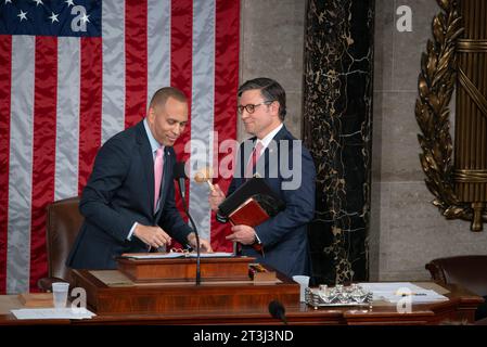 Il rappresentante degli Stati Uniti Mike Johnson Repubblicano della Louisiana e il leader della minoranza della camera degli Stati Uniti Hakeem Jeffries Democrat di New York, in quanto Johnson è eletto Presidente della camera nella camera della camera del Campidoglio mercoledì 25 ottobre 2023. Il partito nominò per la prima volta il leader della maggioranza della camera degli Stati Uniti Steve Scalise repubblicano della Louisiana, che si ritirò poco dopo aver vinto la nomina a causa della mancanza di sostegno. Il rappresentante degli Stati Uniti Jim Jordan repubblicano dell'Ohio vinse la seconda nomina, tuttavia, non fu in grado di ottenere 217 voti alla camera dopo più round di V Foto Stock