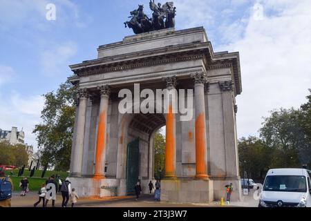 Londra, Regno Unito. 25 ottobre 2023. Wellington Arch a Hyde Park Corner ricoperto di vernice arancione da Just Stop Oil mentre il gruppo di attivisti continua le sue proteste contro le nuove licenze per combustibili fossili. Credito: Vuk Valcic/Alamy Live News Foto Stock