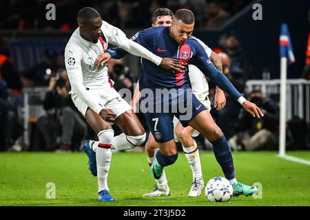 Fikayo TOMORI del Milan e Kylian MBAPPE del PSG durante la UEFA Champions League, gruppo F partita di calcio tra Paris Saint-Germain e AC Milan il 25 ottobre 2023 allo stadio Parc des Princes di Parigi, Francia - foto Matthieu Mirville / DPPI Foto Stock