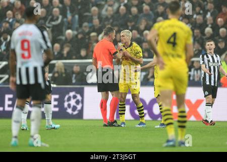 Newcastle, Regno Unito. 25 ottobre 2023. L'arbitro, Artur Dias Soares parla con Giovanni Reyna #7 del Borussia Dortmund dopo aver sconfitto Anthony Gordon #10 del Newcastle United durante la partita di UEFA Champions League Newcastle United vs Borussia Dortmund a St.. James's Park, Newcastle, Regno Unito, 25 ottobre 2023 (foto di Mark Cosgrove/News Images) Credit: News Images Ltd/Alamy Live News Foto Stock