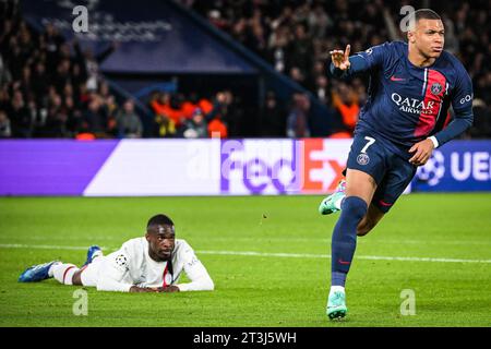 Parigi, Francia, Francia. 25 ottobre 2023. Fikayo TOMORI dell'AC Milan sembra depresso e Kylian MBAPPE del PSG celebra il suo gol durante la partita di UEFA Champions League girone F tra il Paris Saint-Germain e l'AC Milan al Parc des Princes Stadium il 25 ottobre 2023 a Parigi, in Francia. (Immagine di credito: © Matthieu Mirville/ZUMA Press Wire) SOLO USO EDITORIALE! Non per USO commerciale! Foto Stock