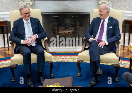 Washington, Stati Uniti. 25 ottobre 2023. Il presidente degli Stati Uniti Joe Biden, a destra, condivide un momento leggero con il primo ministro australiano Anthony Albanese, a sinistra, durante un incontro bilaterale presso l'Ufficio ovale della Casa Bianca, il 25 ottobre 2023 a Washington, DC Credit: Adam Schultz/White House Photo/Alamy Live News Foto Stock