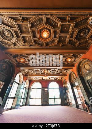 I motivi decorati coprono il soffitto della grande sala del grande Esercito della Repubblica (G.A.R.), presso il Chicago Cultural Center Foto Stock