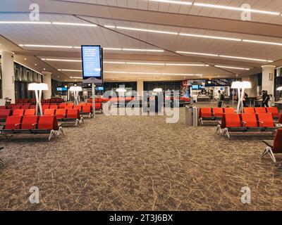 Una sera una sala di partenza vuota all'interno del terminal dell'aeroporto la Guardia di New York, recentemente rinnovato Foto Stock