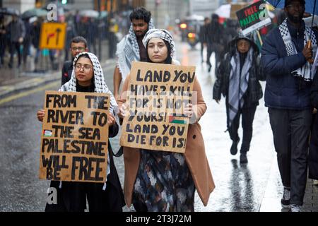 Londra, Regno Unito - 21 ottobre 2023.: Manifestanti che tengono cartelli durante una marcia nazionale per la Palestina, organizzata dalla Palestine Solidarity Campaign. Foto Stock