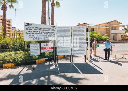 Segnaletica di avvertimento all'ingresso di Varosha, una cittadina abbandonata a Famagosta, Cipro del Nord Foto Stock