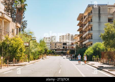 Periferie costiere abbandonate di Varosha nella città di Famagosta, Cipro settentrionale. La gente del posto fuggì da un'invasione turca del 1974, riaperta al turismo nel 2020. Foto Stock