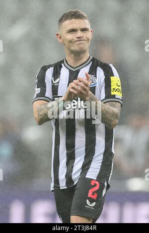 Newcastle, Regno Unito. 25 ottobre 2023. Kieran Trippier n. 2 del Newcastle United applaude i tifosi in casa dopo che il Newcastle ha perso 0-1 durante la partita di UEFA Champions League Newcastle United contro Borussia Dortmund a St. James's Park, Newcastle, Regno Unito, 25 ottobre 2023 (foto di Mark Cosgrove/News Images) Credit: News Images Ltd/Alamy Live News Foto Stock