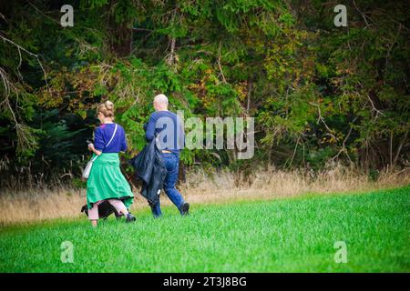 23.10.2023, Mattsee, AUT, Unterwegs in der SALZBURG, Themenbild, Verschiedene Themenbilder, Symbolbild, Herbst 2023, Herbst rund um den Mattsee, im Bild Ein Pärchen geht mit einem Hund Spazieren, Hund, Spazieren, Paar, Frau, Mann, *** 23 10 2023, Mattsee, AUT, On the Way in the SALZBURG, immagine tema, varie immagini tema, immagine simbolo, autunno 2023, autunno intorno a Mattsee, nell'immagine Una coppia sta camminando con un cane, un cane, una passeggiata, una coppia, una donna, uomo, Foto Stock