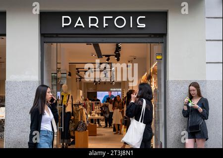 Madrid, Spagna. 25 ottobre 2023. Gli acquirenti si trovano presso il negozio portoghese di accessori per donna Parfois, in Spagna. (Foto di Xavi Lopez/SOPA Images/Sipa USA) credito: SIPA USA/Alamy Live News Foto Stock