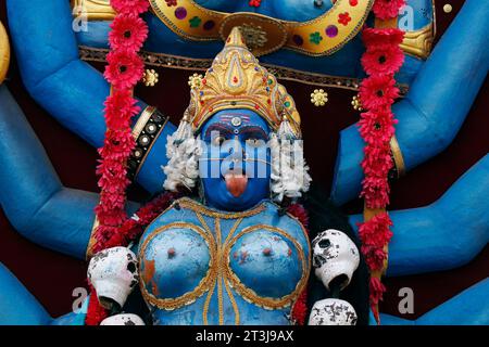 Kerala, India - 2 aprile 2023 un uomo che indossa il costume del signore Durga si trasforma in Goddess Kali durante un festival locale della religione indù Foto Stock