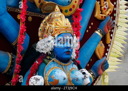 Kerala, India - 2 aprile 2023 un uomo con il costume del signore Durga durante un festival locale della religione indù Foto Stock