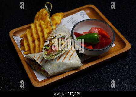 involtino di falafel arabo medio orientale con patatine fritte e sottaceti Foto Stock