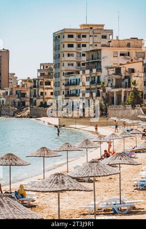 Una spiaggia a Varosha, Cipro settentrionale. Chiusa al pubblico dopo l'invasione turca del 1974 mise l'area sotto disputa territoriale. Da quando è stata riaperta nel 2017 Foto Stock