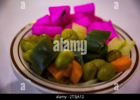 Pickled Olives e Veggies servivano da parte Foto Stock