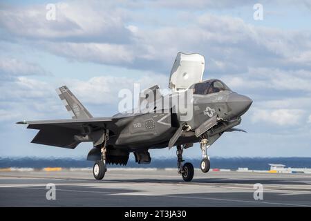 Patuxent River, Stati Uniti. 24 ottobre 2023. Un F-35B Lightning II del corpo dei Marines degli Stati Uniti esegue un atterraggio verticale rotolante sul ponte di volo della portaerei classe Queen Elizabeth della Royal Navy HMS Prince of Wales durante le prove di volo della fase di sviluppo 3, 24 ottobre 2023 al largo delle coste del Maryland, USA. Credito: Kyra Helwick/U.S. Navy Photo/Alamy Live News Foto Stock