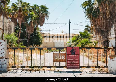 Un cartello di avvertimento mutli-lingue su un cancello di un'area riservata vicino a Varosha, Famagosta, Cipro settentrionale Foto Stock