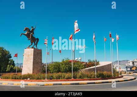 Le bandiere di Türkiye e Cipro settentrionale volano accanto a una statua di Atatürk a cavallo in una rotatoria a nord di Nicosia Foto Stock