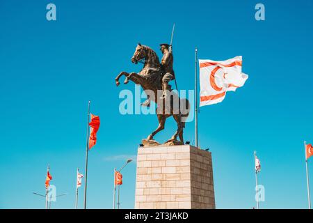 Le bandiere di Türkiye e Cipro settentrionale volano accanto a una statua di Atatürk a cavallo in una rotatoria a nord di Nicosia Foto Stock