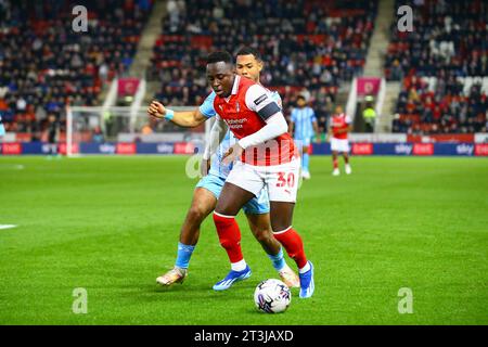 Rotherham, UK, 25/10/2023, AESSEAL New York Stadium, Rotherham, Inghilterra - 25 ottobre 2023 Arvin Appiah (30) del Rotherham United tiene fuori Milano van Ewijk (27) di Coventry City - durante la partita Rotherham United contro Coventry City, Sky Bet Championship, 2023/24, AESSEAL New York Stadium, Rotherham, Inghilterra - 25 ottobre 2023 crediti: Arthur Haigh/WhiteRosePhotos/Alamy Live News Foto Stock