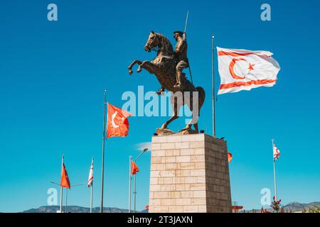 Le bandiere di Türkiye e Cipro settentrionale volano accanto a una statua di Atatürk a cavallo in una rotatoria a nord di Nicosia Foto Stock